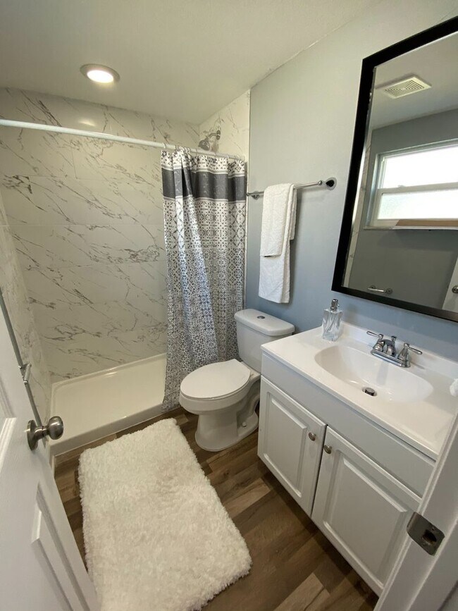 Building Photo - 1/1 Condo Within Walking Distance to Brandon Mall