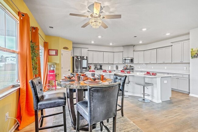 Building Photo - 6 Bedroom, 4.5 Bathroom Home in Cane Bay - Summerville