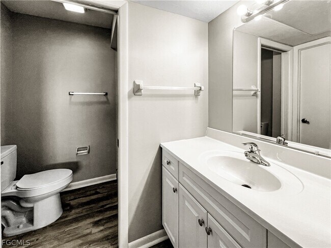 Building Photo - 4530 SW 10th Ave