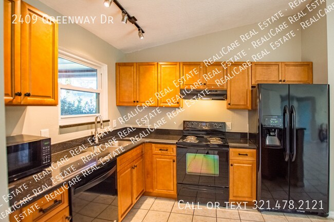 Building Photo - 2409 Greenway Dr