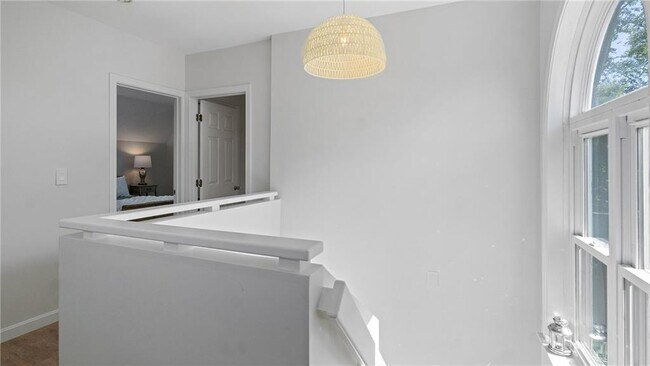 Building Photo - 152 Tuckerman Ave