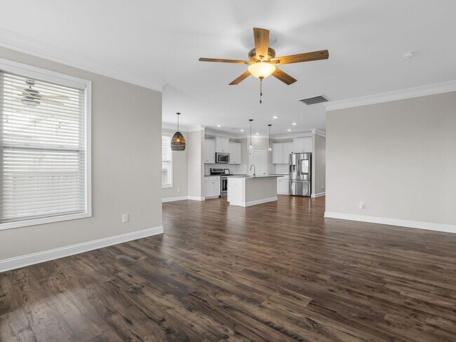 Building Photo - Beautiful 4 BR, 3.5 BA, 2 Car Garage Home ...