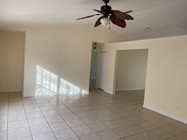 Building Photo - Marion Oaks