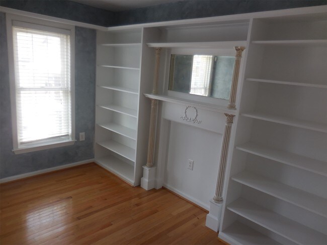 Building Photo - 207B Seneca Way