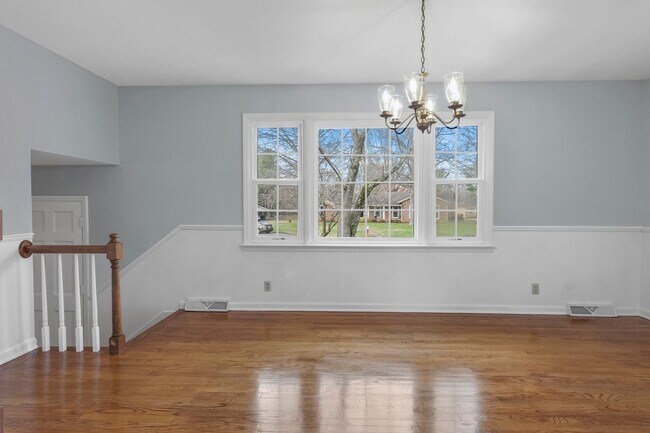Building Photo - Eye Catching Large 4-Bedroom Home in Murfr...