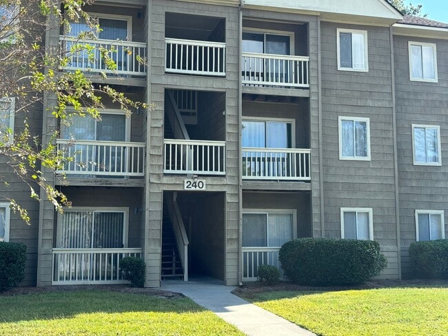 Building Photo - 2 Bedroom 2 Bath condo 2nd floor end unit at Myrtle Greens