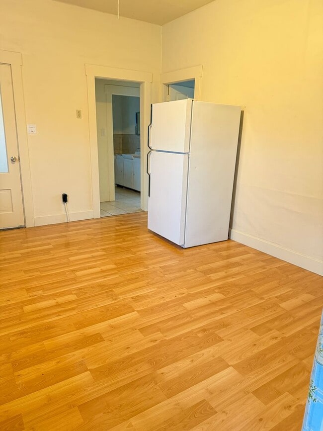 Building Photo - Large 2 bedroom 1 bath with bonus room