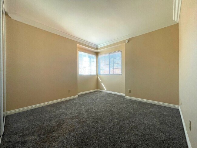 Building Photo - 15531 Oakhurst St