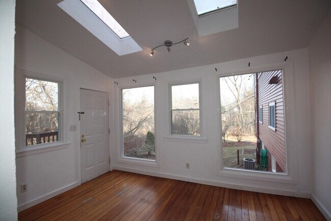 Primary Photo - 16 Middlesex St