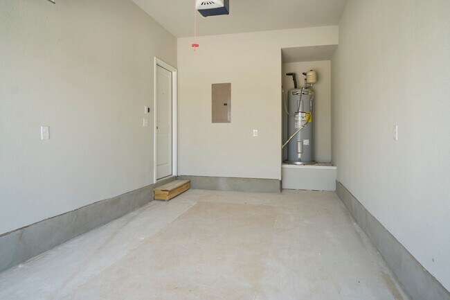 Building Photo - Hunters Ranch Beauty! 3 Bedroom 2 1/2 Bath Townhome