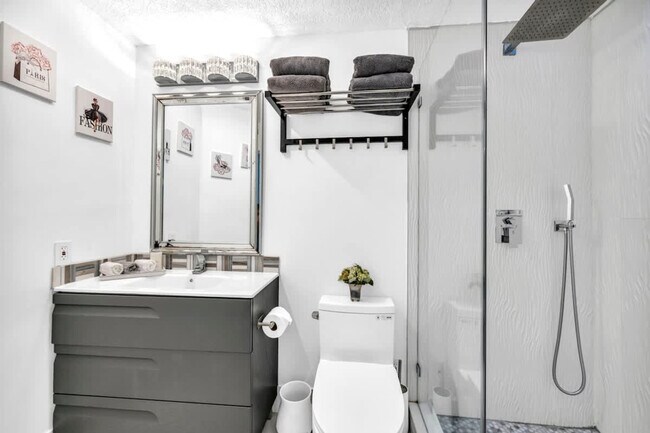 Building Photo - 1006 SE 6th St