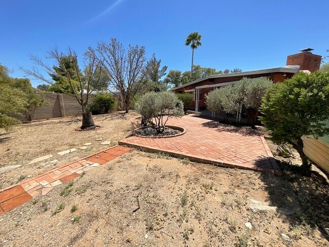 Building Photo - Eastside home with privacy on cul-de-sac