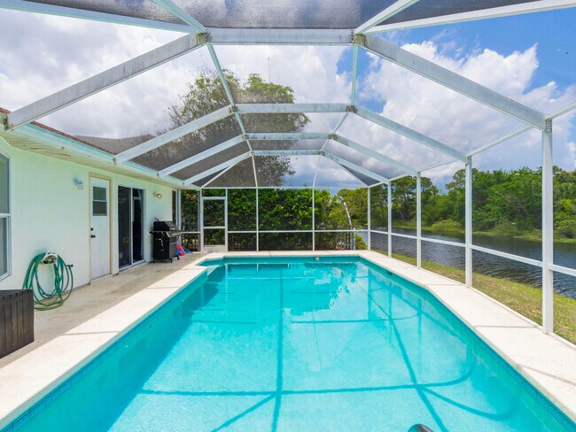 Building Photo - 1123 SW Oak Hollow Ct