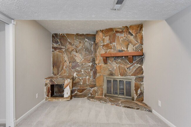 Building Photo - Large home in quiet neighborhood