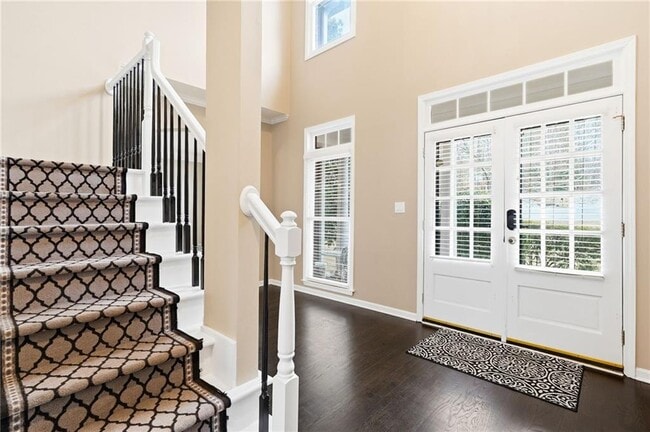 Building Photo - 310 Stoneleigh Dr SW