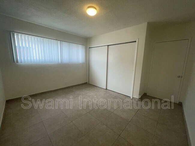 Building Photo - 629 W 82nd St