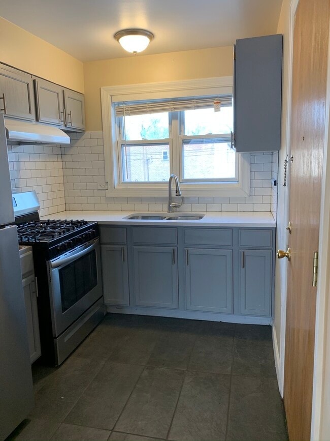 Building Photo - 7439 N Winchester Ave