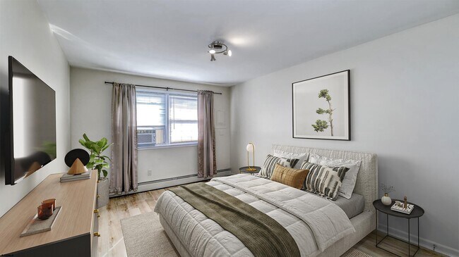 Building Photo - 705 N Dudley Ave