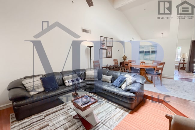 Building Photo - 3Bed/2Bath Furnished Home w/Stunning Backy...