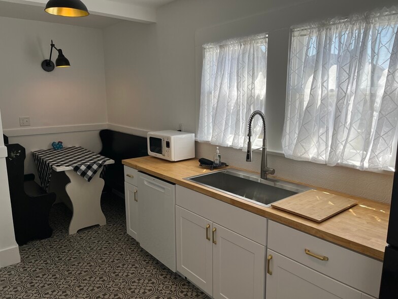 Building Photo - 1122 9th St