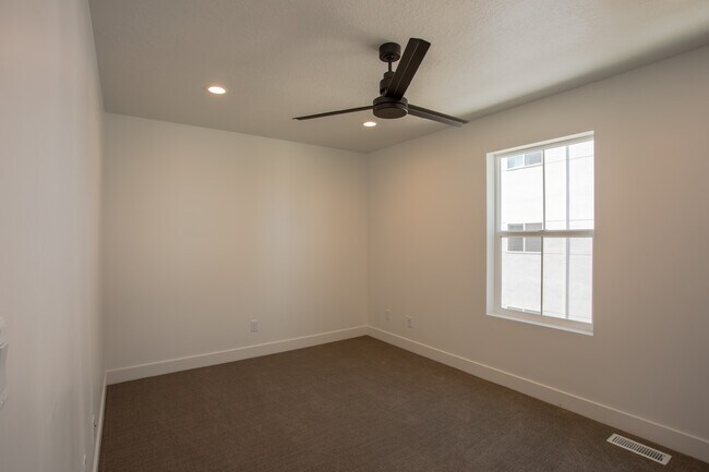 Master/Primary bedroom - 361 W Reed Ave