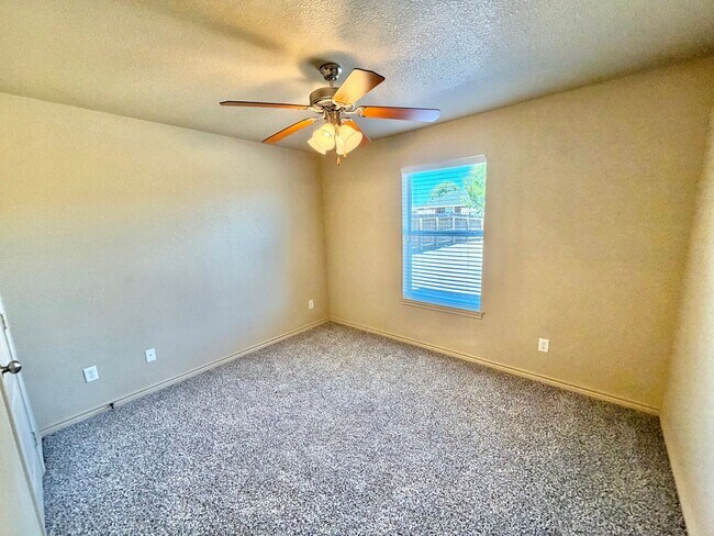 Building Photo - 2415 Isabelle Dr