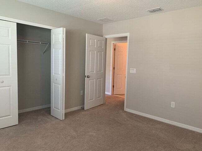 Building Photo - MOVE IN SPECIAL- 4/2.5 Energy Efficient Townhome in St. Cloud