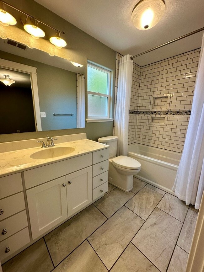 Building Photo - Bright & Spacious 3 Bed / 2 Bath - Gorgeou...