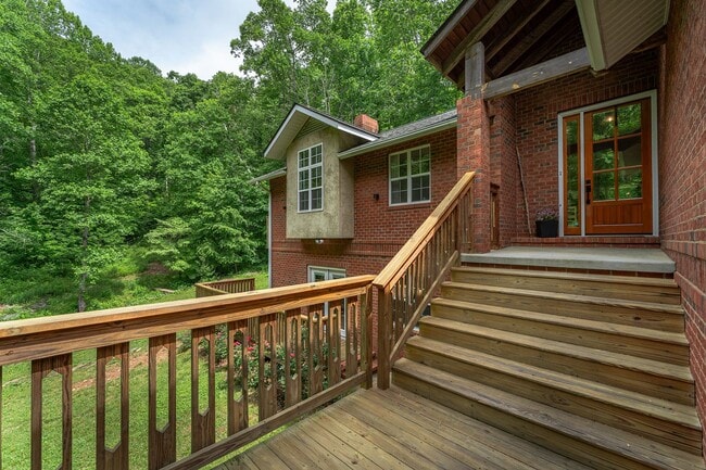 Building Photo - Mountain Retreat! -Bonus Spaces!