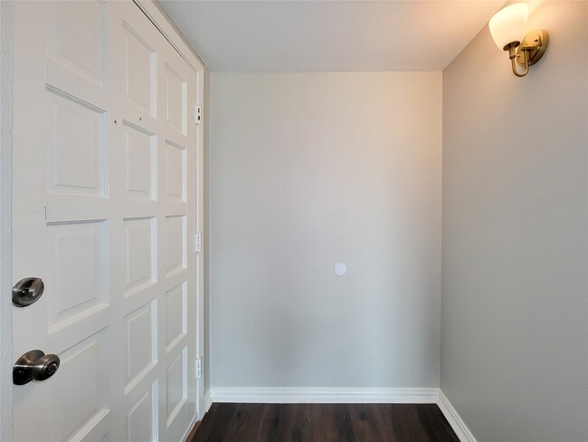 Building Photo - 6439 Oaknut Dr