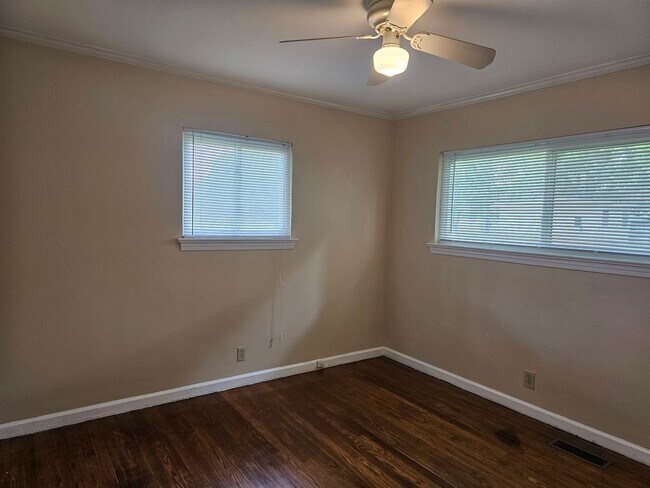 Building Photo - Don't Miss this 2 bedroom with Garage, Lar...