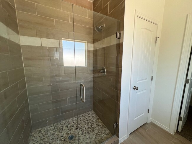Building Photo - Stunning 3 bedroom, 3 bathroom home locate...