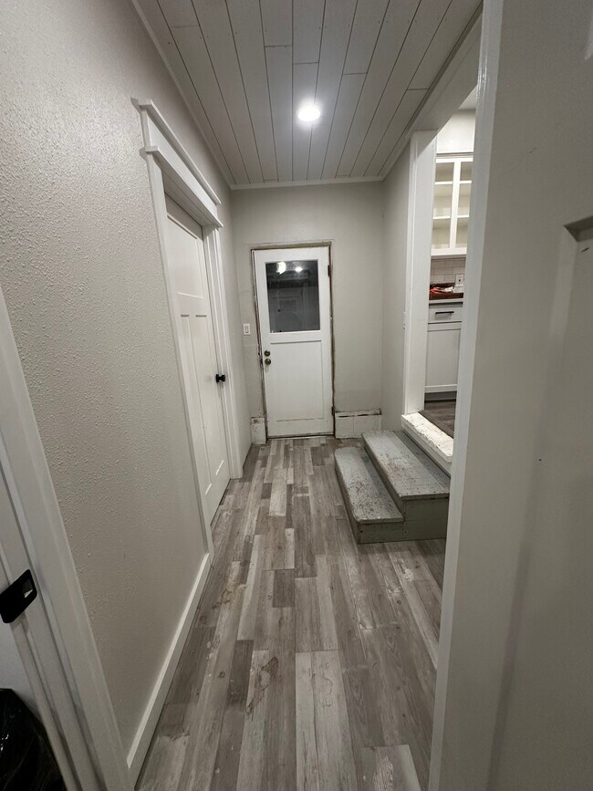 Building Photo - 340 SE 26th Ave