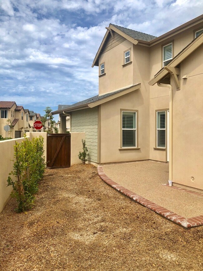 Building Photo - Beautiful East Ventura Home- Enclave Community