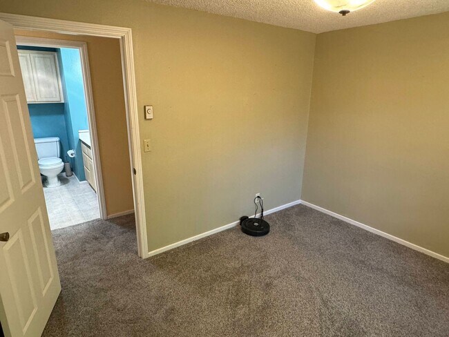 Building Photo - 3 Bedroom House off Harlow Rd.