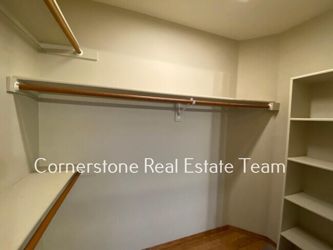 Building Photo - 1345 Coolcrest Dr