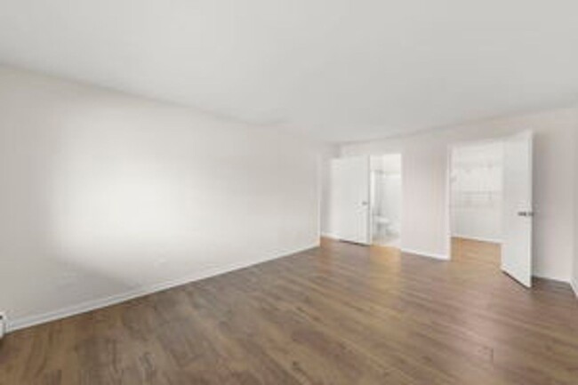 Building Photo - Fabulous 2 bedroom  2 bath condo near down...