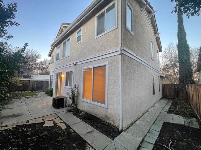 Building Photo - Wonderful Home Close to Shopping and Public Transportation.