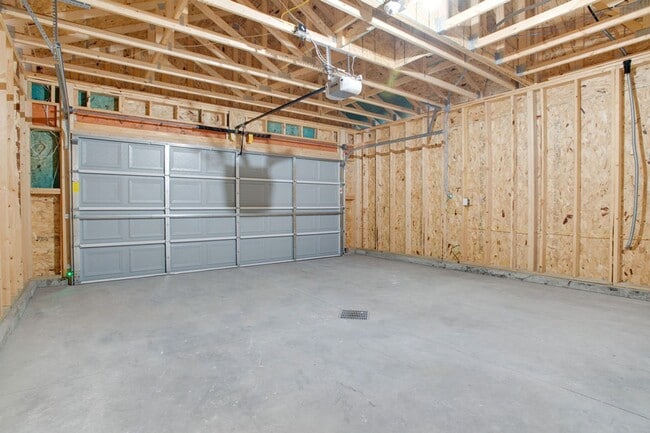 Building Photo - Modern 4-Bedroom Home in Moorhead