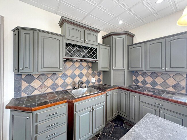 Building Photo - 144 Bloom St