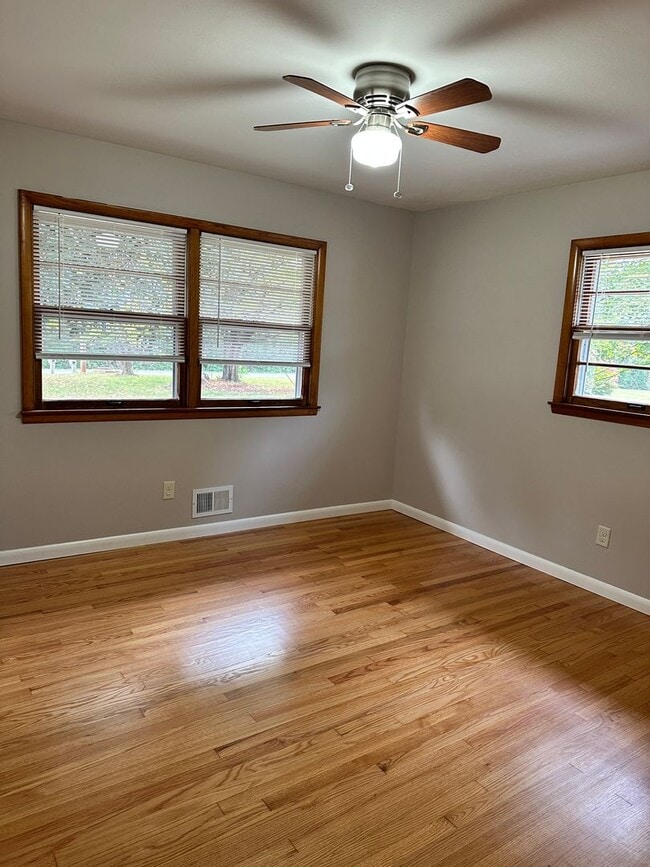 Building Photo - 708 Cave Mill Rd