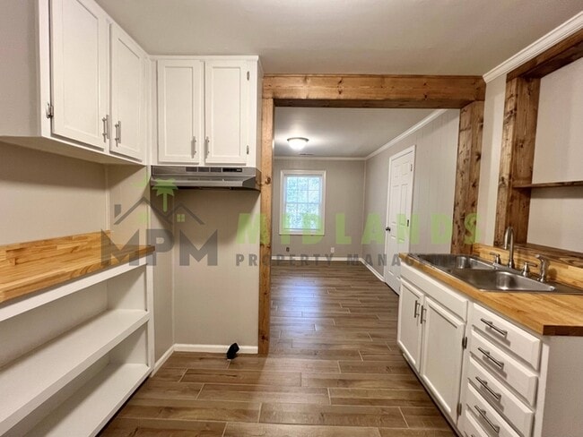 Building Photo - 610 W Hampton Ave