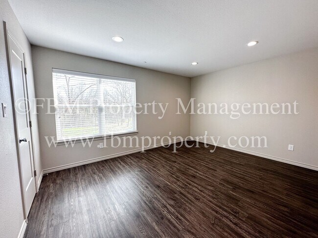 Building Photo - Hidden Creek, Unit 211 - Gorgeous 2 Bedroo...
