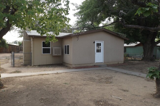 Building Photo - 3 Bedroom Home Ready to Rent