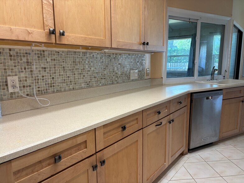 Building Photo - 2 Windermere Pl