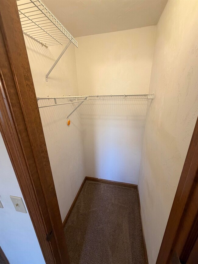 Building Photo - 3207 Shamrock St E