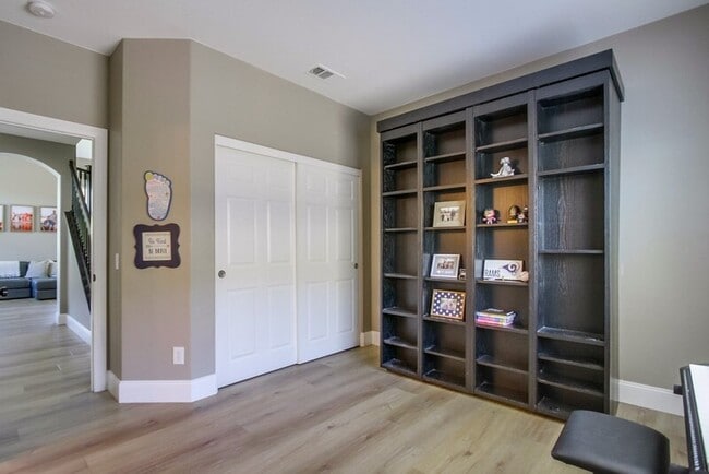 Building Photo - 3207 Meadow Side Pl