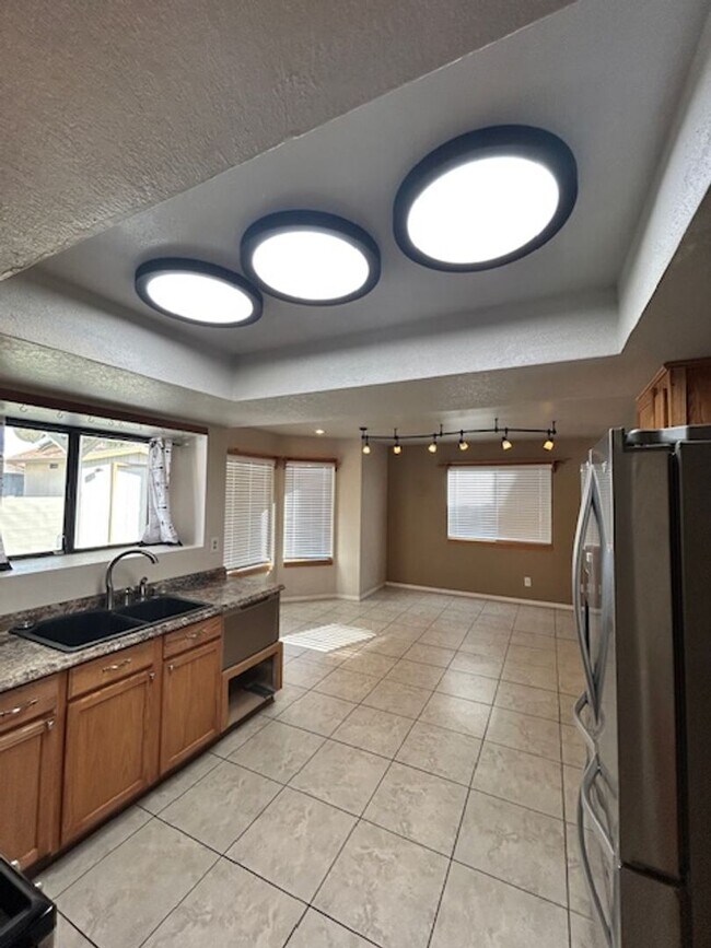 Building Photo - STUNNING 4 BEDROOM 3 BATH, 2 STORY HOME WI...