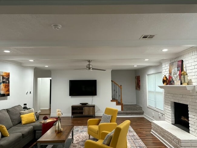 Building Photo - 17211 Rolling Creek Dr