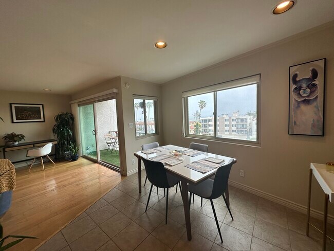 Building Photo - 3707 E Livingston Dr